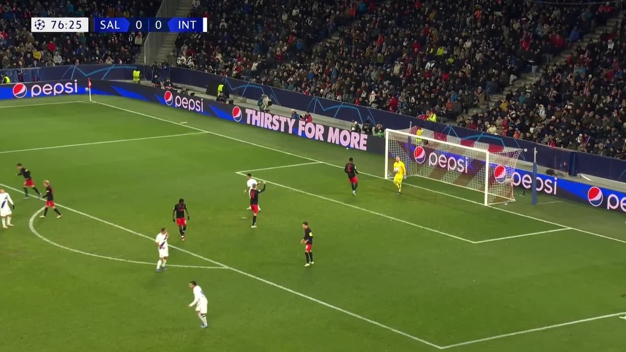 ¡TIRO ATAJADO! disparo por Kristjan Asllani.