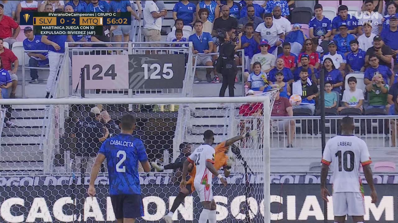 ¡Vuela y ataja! Clementia saca el tiro peligroso de Henriquez