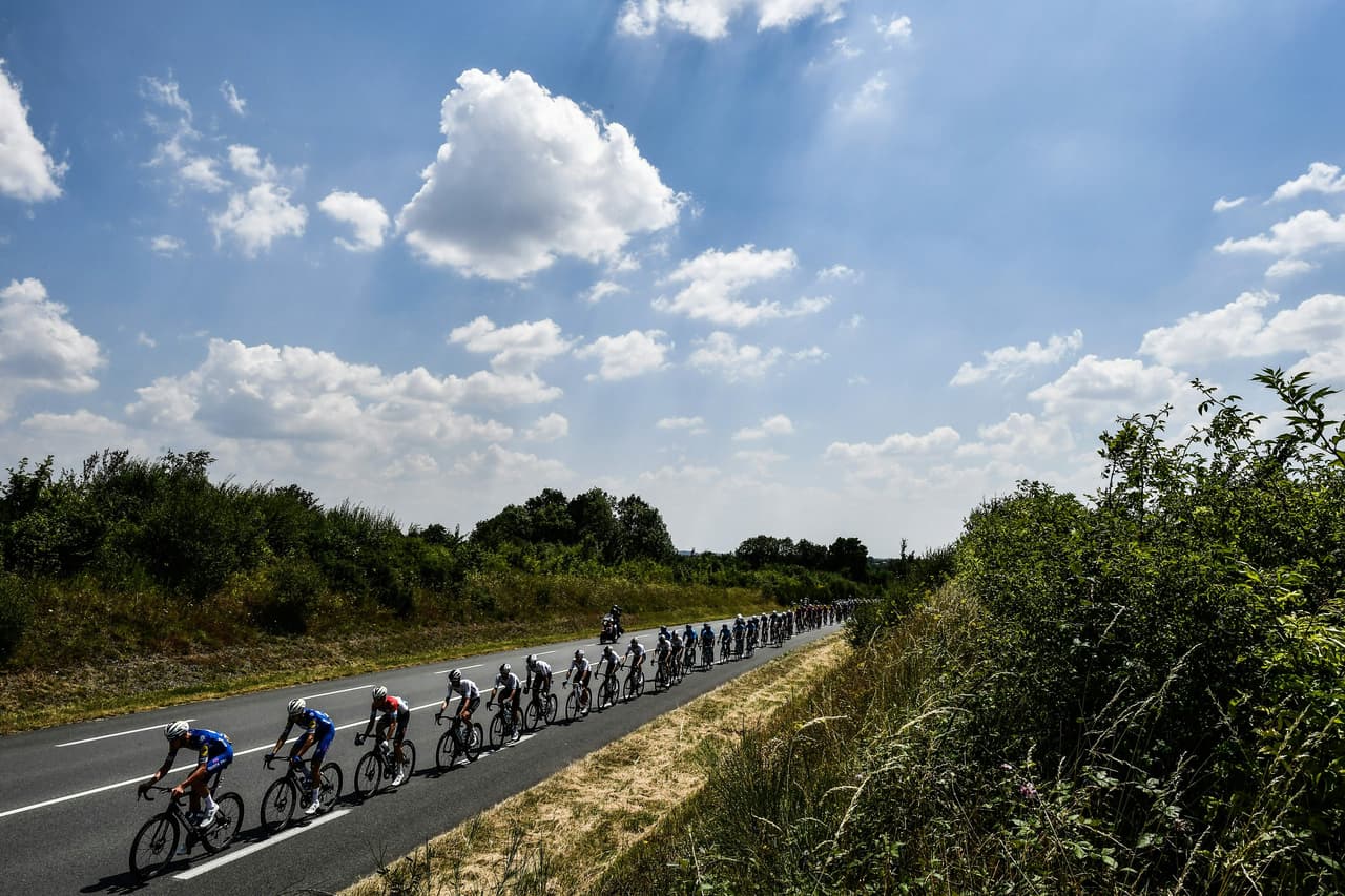 El colombiano Fernando Gaviria se había apuntado el triunfo en la etapa 1, que se corrió el sábado, de Noirmoutier a Fontenay (201 kilómetros) y salía como líder provisional.