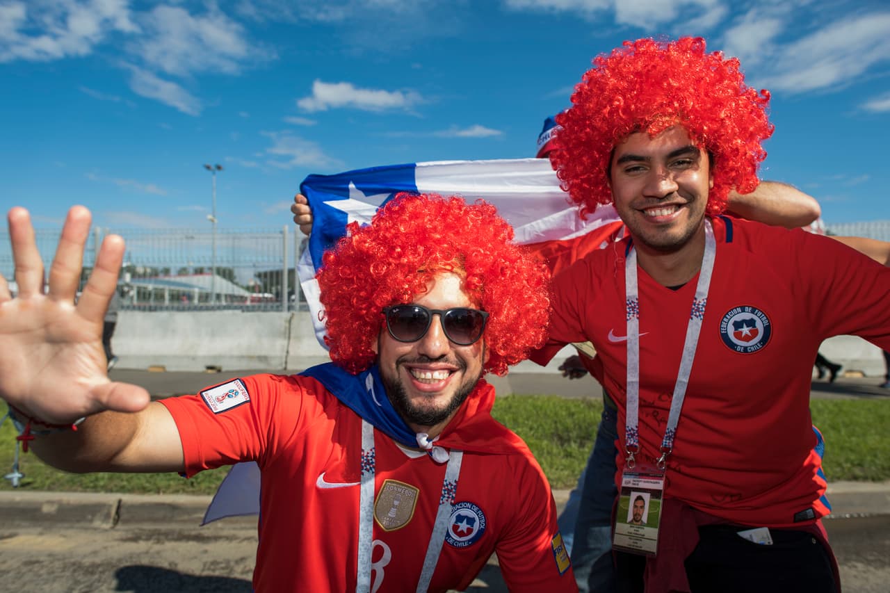 Además de las mujeres, hubo grupos de amigos, familias y compañeros que también se acercaron al estadio para presenciar a la favorita Chile.