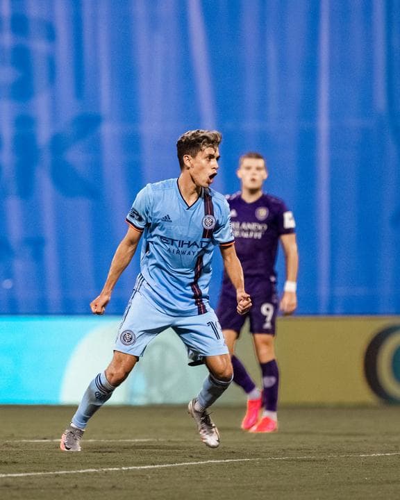 Oralando City continúa en fuego y esta vez derrotan al New York City FC en casa con goles de Chris Mueller y Tesho Akindele.