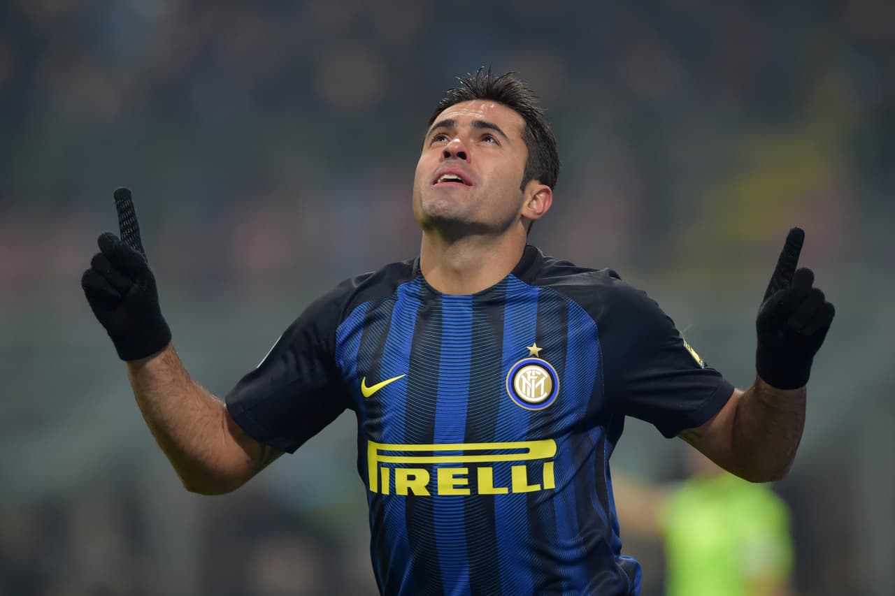 Inter Milan's forward from Brazil Eder celebrates after scoring during the Italian Serie A football match Inter Milan vs Pescara at "San Siro" Stadium in Milan on January 28, 2017. / AFP / GIUSEPPE CACACE (Photo credit should read GIUSEPPE CACACE/AFP/Getty Images)