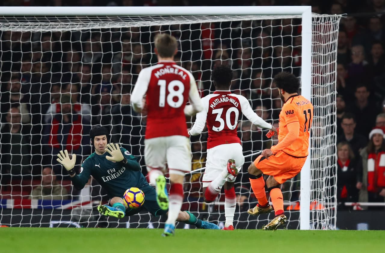 Mohamed Salah ya avisaba en el primer tiempo, pero Cech volvía responder de gran manera.