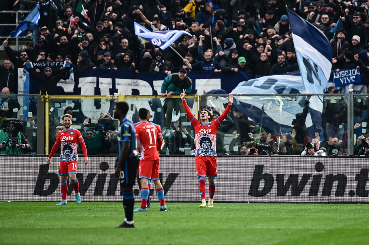 Napoli venció al Atalanta con goles de Lorenzo Insigne, Matteo Politano, Eljif Elmas, quien anotó tras recibir el balón de Hirving Lozano.