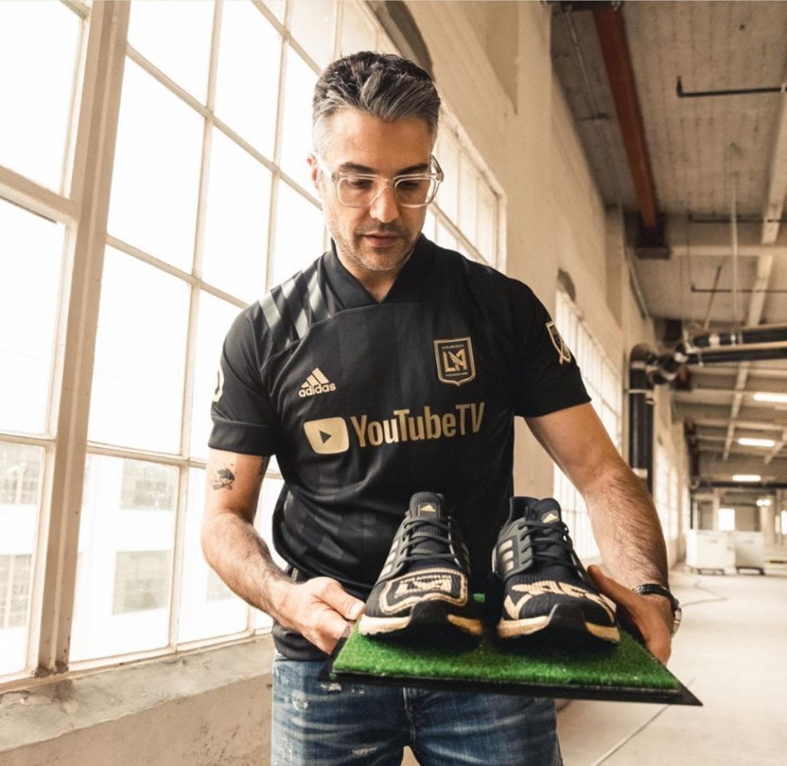 El actor y aficionado mexicano del conjunto angelino es la imagen del nuevo producto del equipo de Los Ángeles.