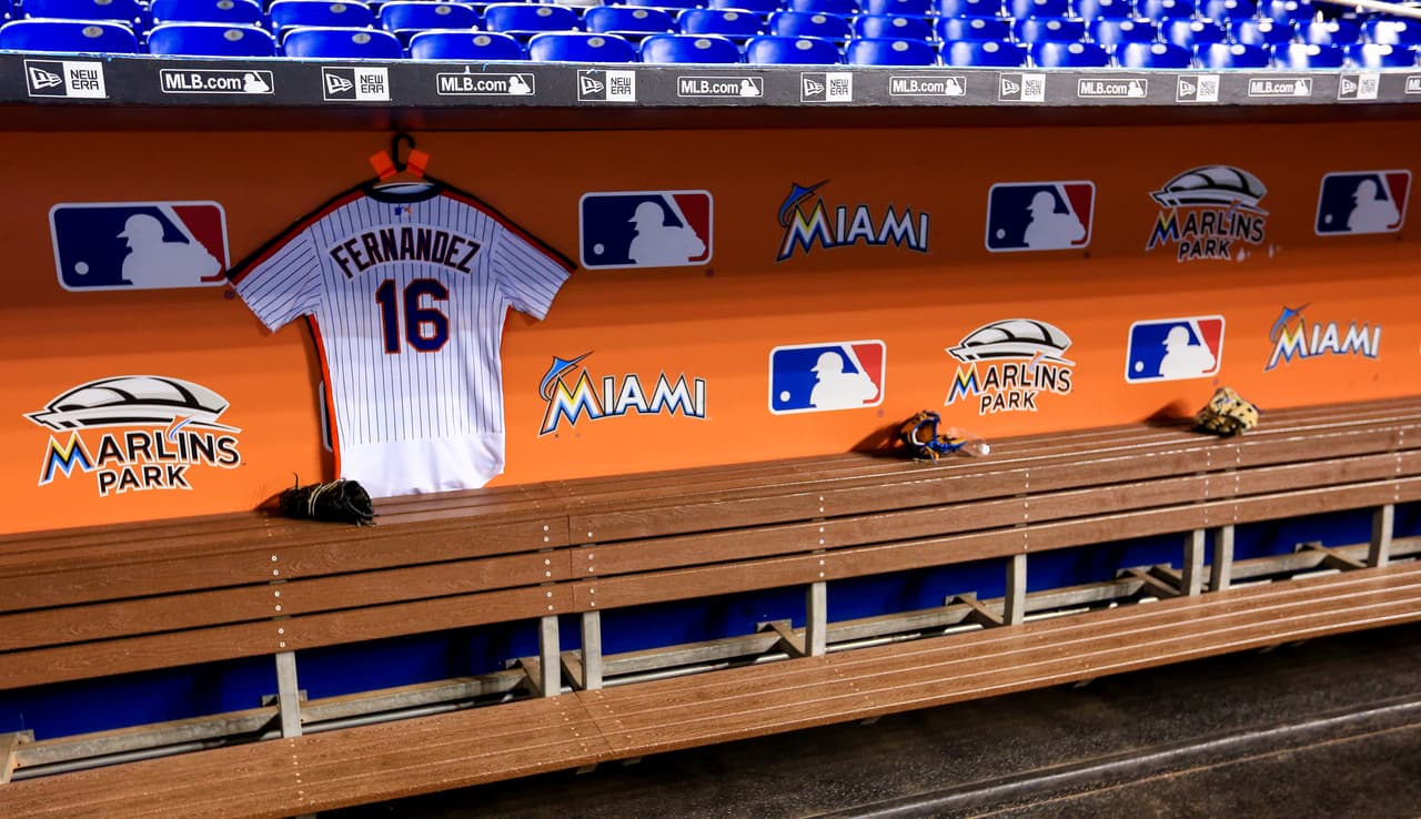 En los dugouts se colocó el jersery de José Fernández para recordar al cubano.