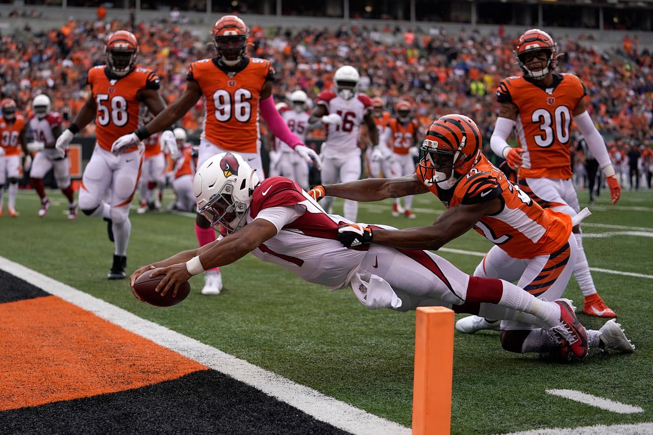 Arizona Cardinals 
<b>26-23</b> Cincinnati Bengals. Apenas llega el touchdown de Kyler Murray, bajo la presión de la defensiva de los Bengals.