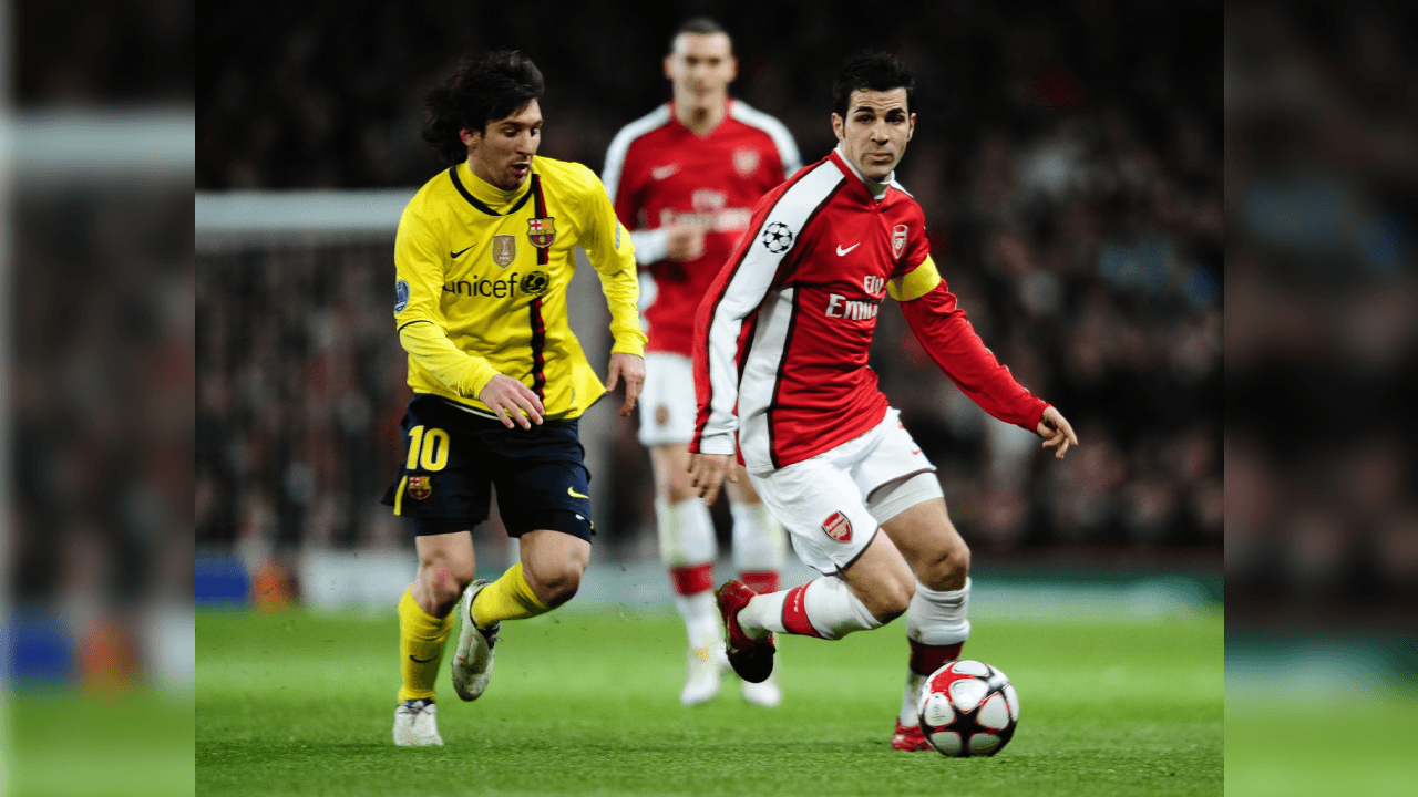 <b>Rivalidad de antaño</b>
<br>Fàbregas debutó en el Arsenal y, desde ahí, los enfrentamientos ante Messi eran de cuidado, para fortuna de Cesc, sabía cómo marcarlo, pero aún así no podía frenarlo.