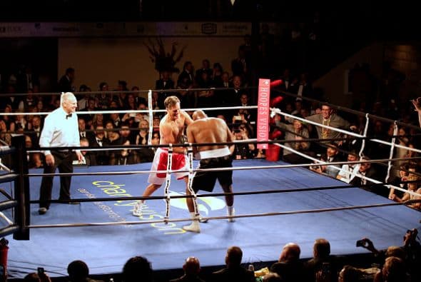 La muy anunciado pelea entre el ex candidato presidencial Mitt Romney y el ex campeón mundial Evarder Holyfield finalmente se realizó en Salt Lake.