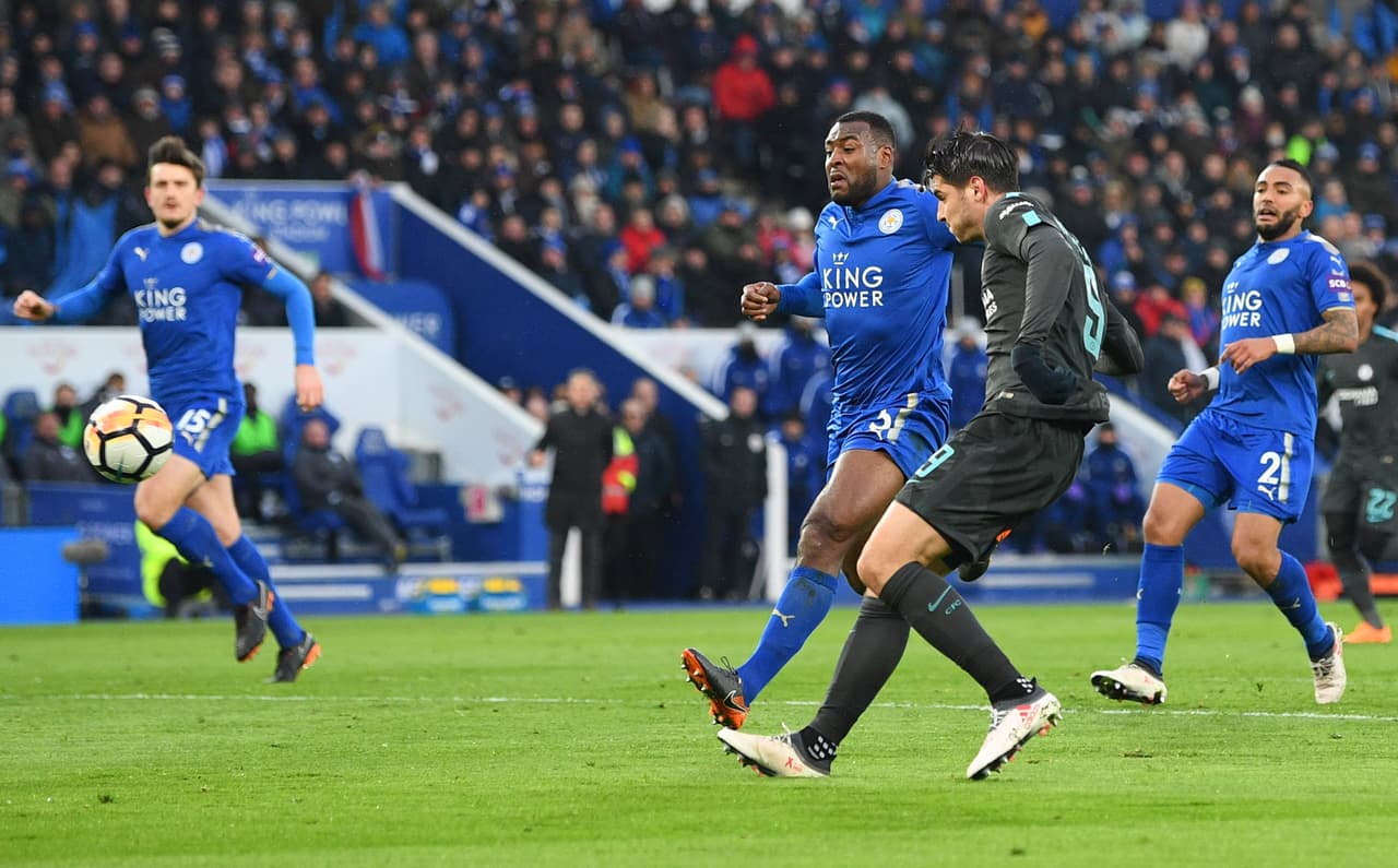 Parecía que la pelota se abría mucho, pero al final entró muy pegada al palo izquierdo de Kasper Schemeichel.