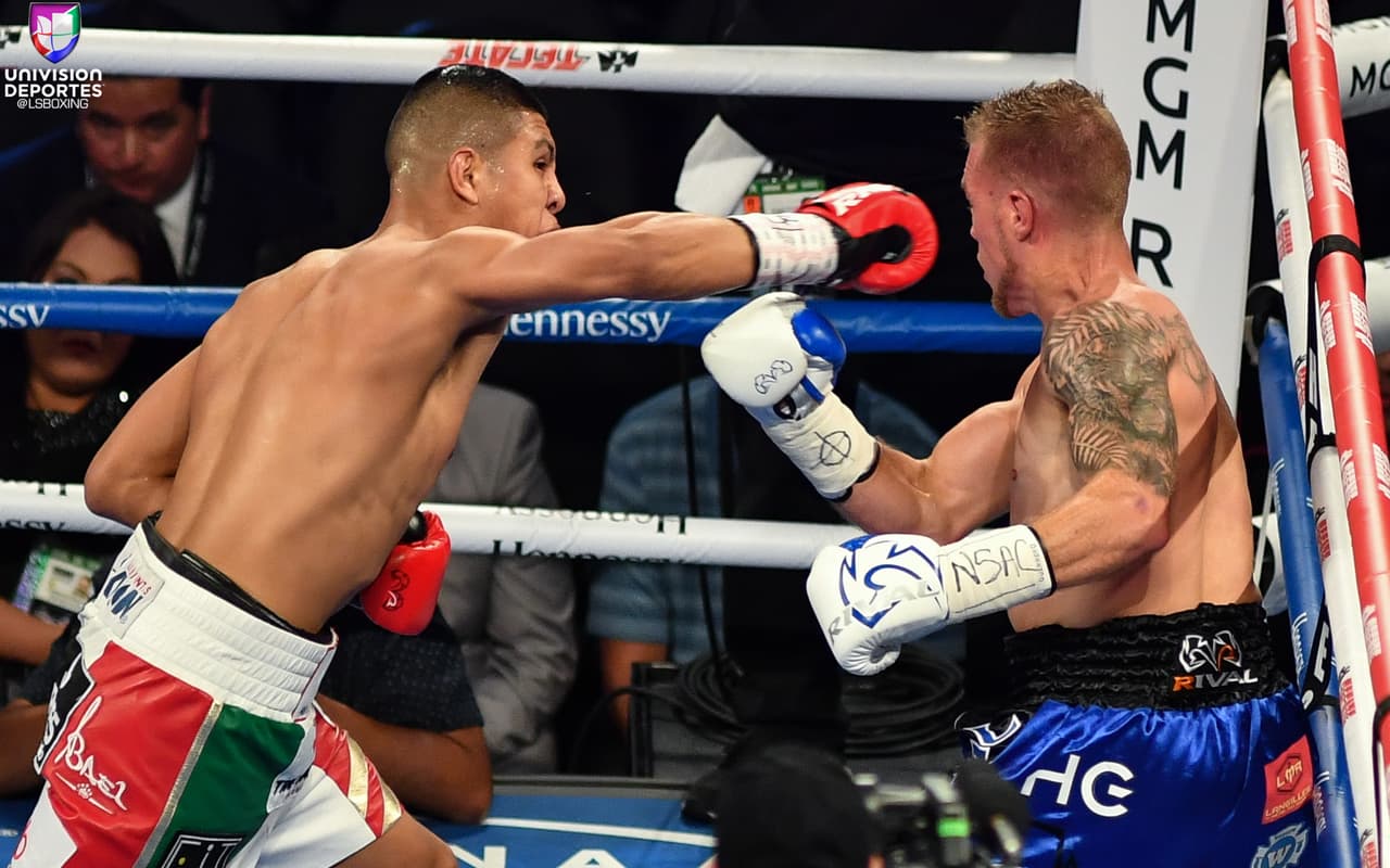 En el tercer round, luego de ejercer castigo al cuerpo, combinaciones y una potente derecha, el mexicano mandó a la lona al canadiense y ahí se acabó la historia.