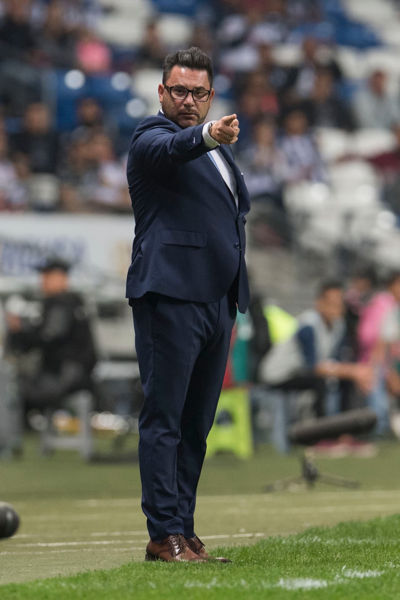 Antonio Mohamed daba indicaciones a sus dirigidos, que parecían tener más controlado el partido.