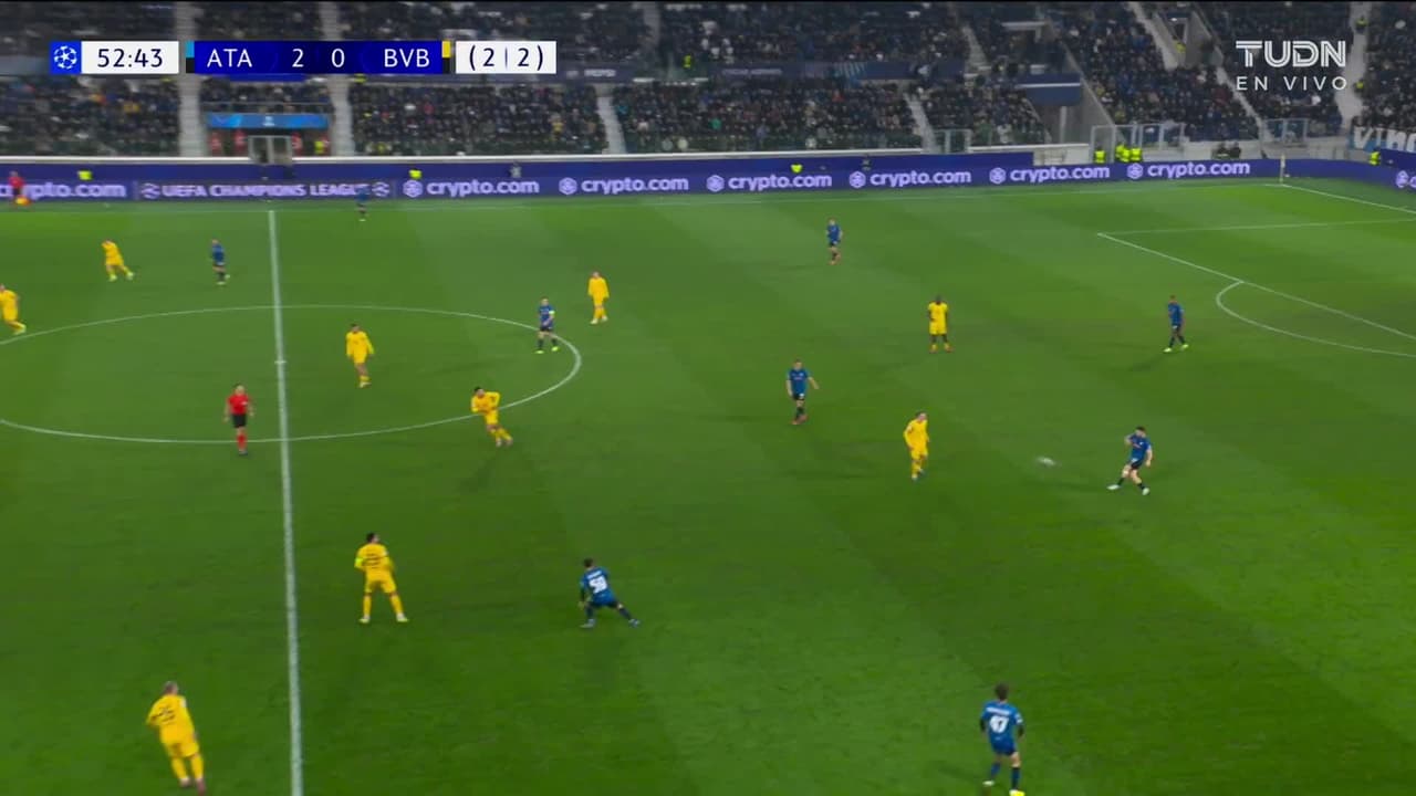 ¡CERCA! Maximilian Beier disparó que se estrella en el poste.