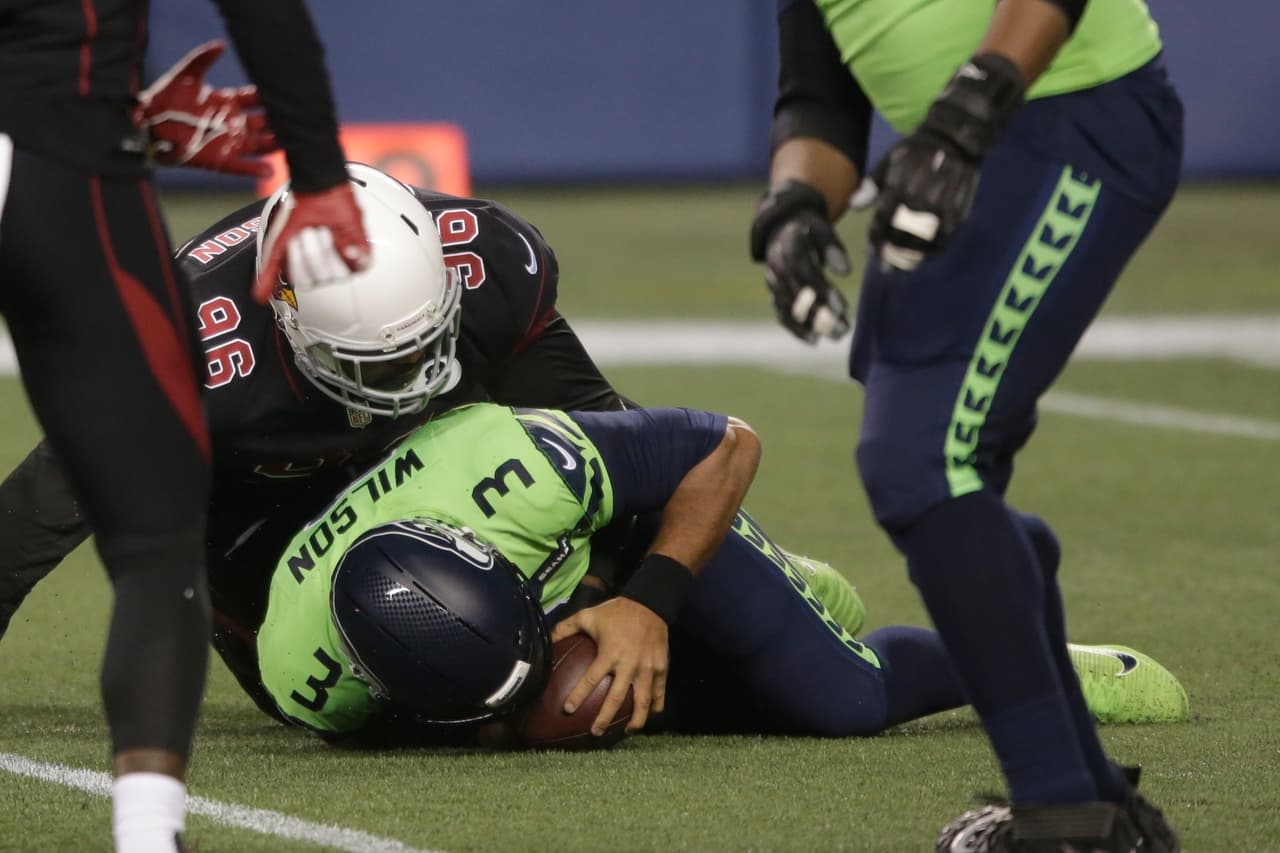 Russel Wilson comanda la victoria de 21-28 sobre los cardinals y ponen su record en 7-3.