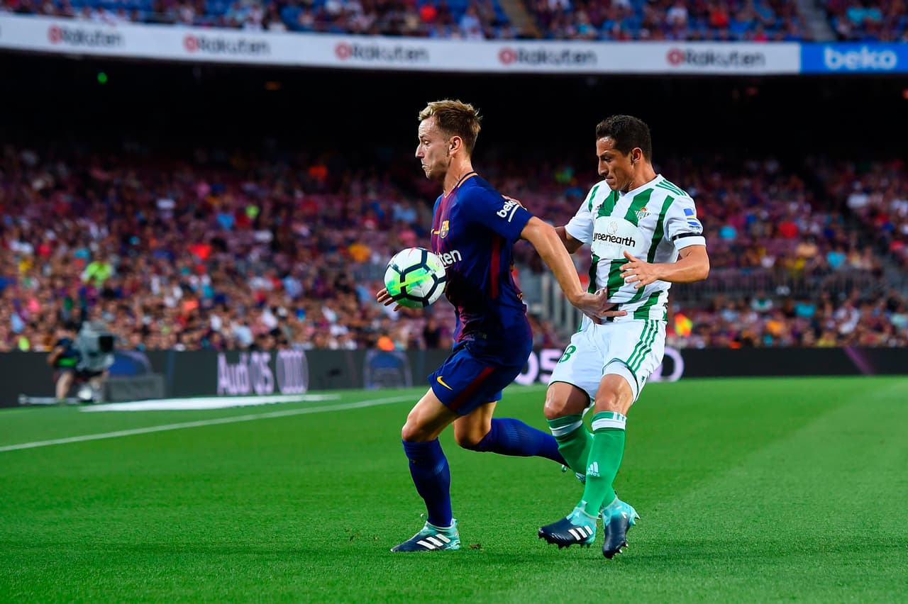 El mexicano tuvo harto trabajo en el mediocampo intentando detener las opciones del Barcelona que tenía jugadores de grandísima calidad.