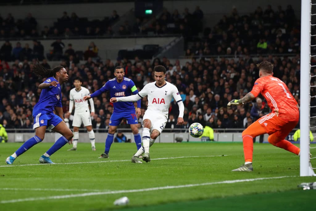 El Tottenham vino de atrás para remontarle dos goles al Olympiacos en el regreso de José Mourinho a la Champions League.