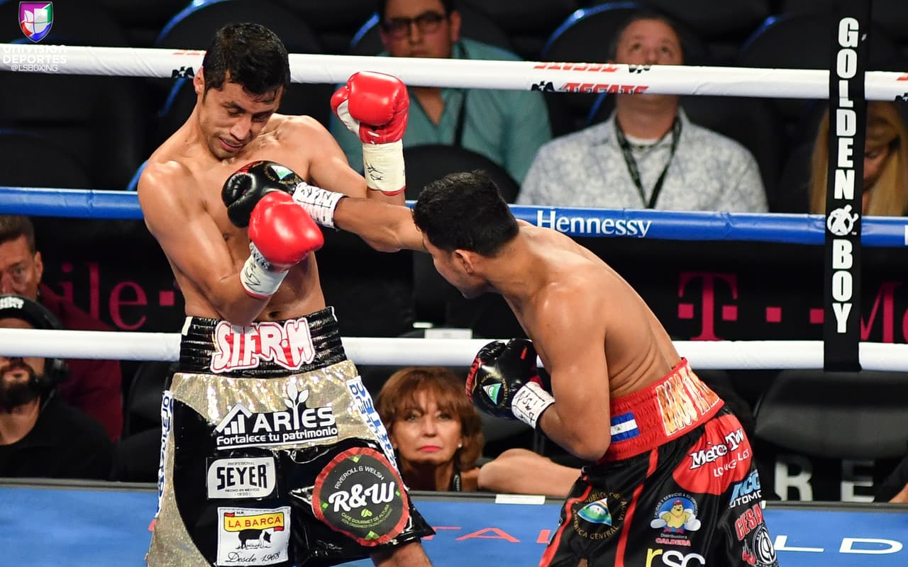 Y después de lanzar golpes a la cabeza, para destantear a Fuentes, González se fue con todo a impactar en el cuerpo del púgil capitalino.