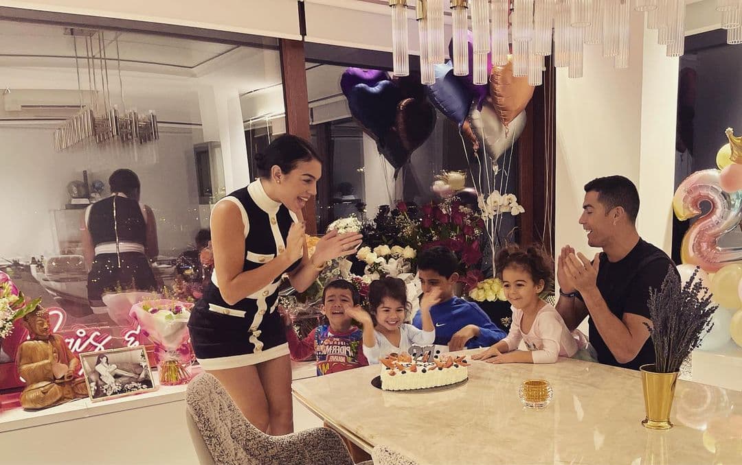 Al parecer, pasó su cumpleaños acompañada de Cristiano Ronaldo y sus hijos.