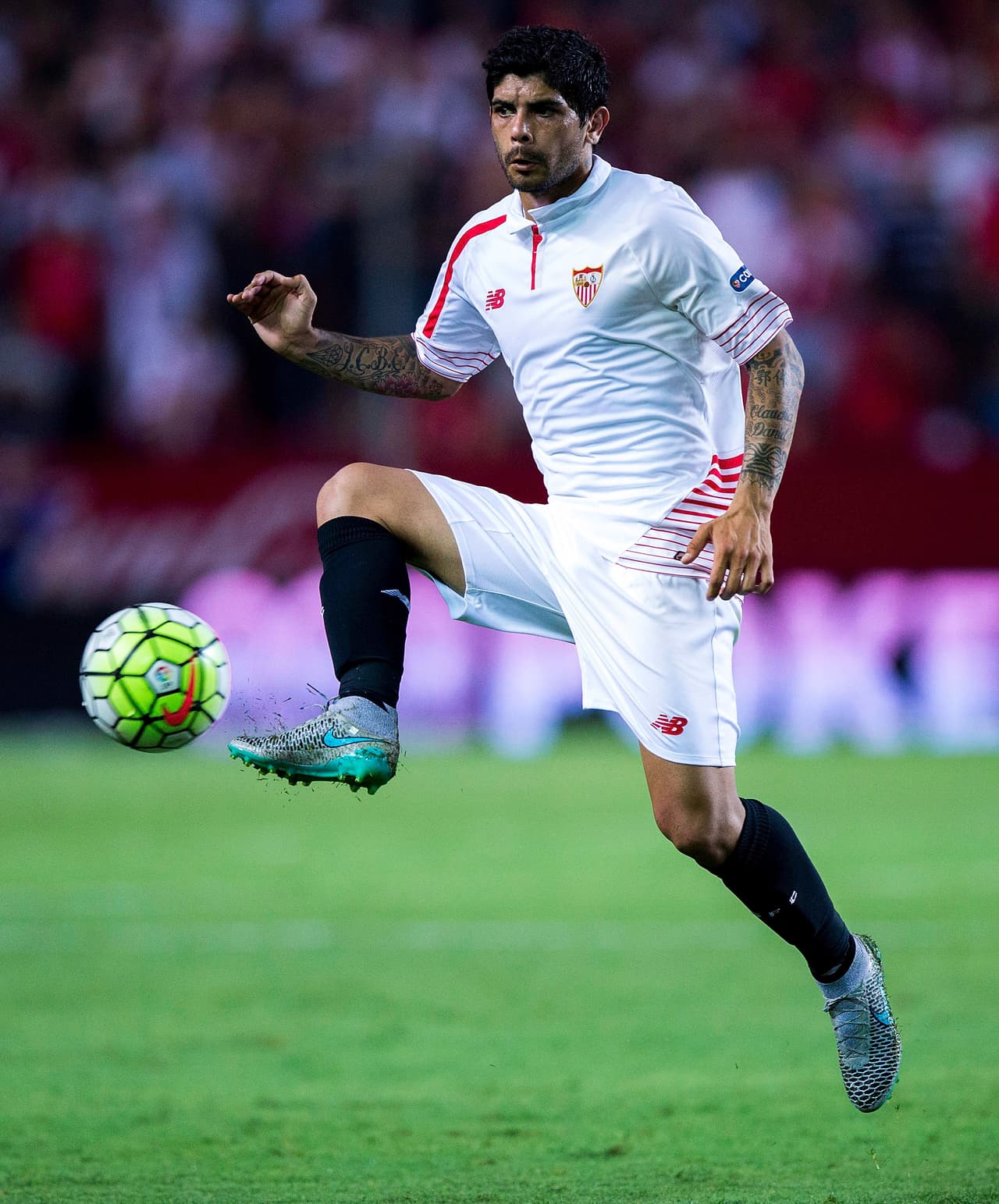 ¿Banega "Red Devil"? El mediocampista argentino es del agrado del Louis Van Gaal por lo que el Manchester United podría hacer una oferta formal al Sevilla para hacerse de los servicios del jugador.