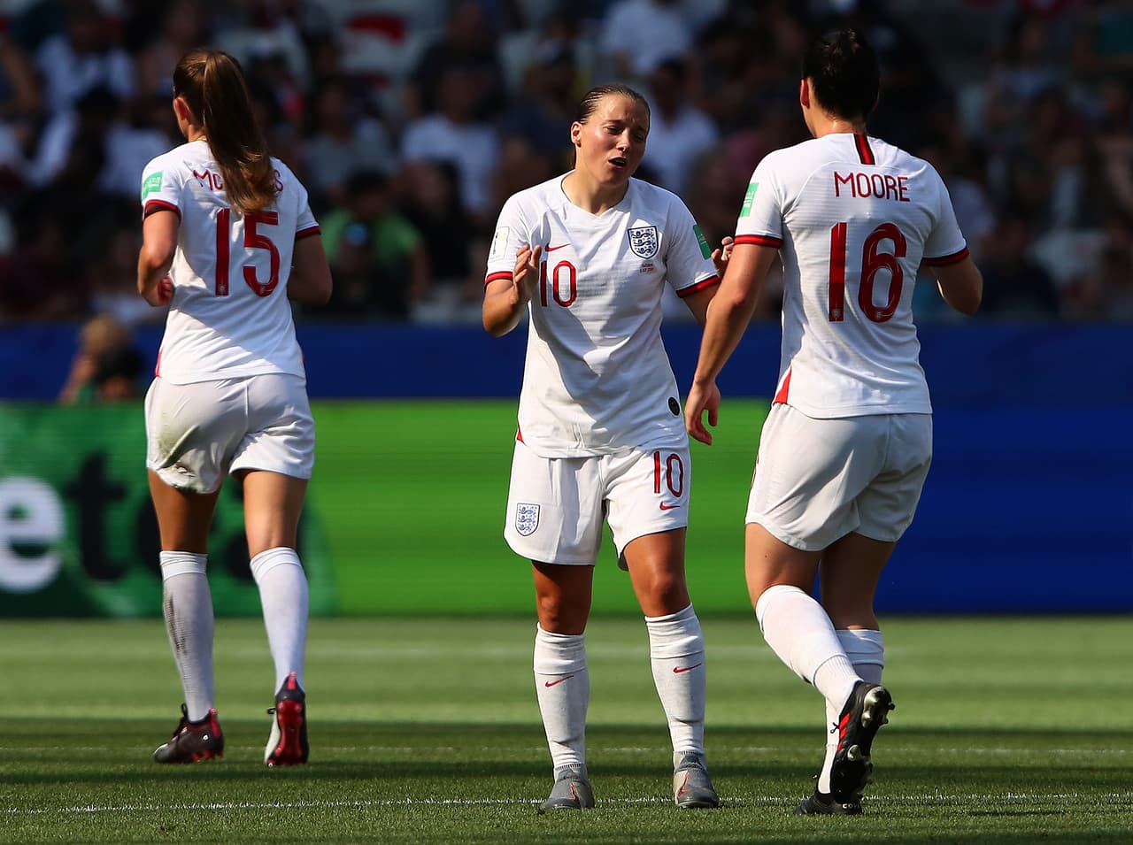 DEsbordo por derecha, recortó al centro y con un toque sutil puso la pelota en el palo más lejano de la portera sueca, casi a ras de césped.