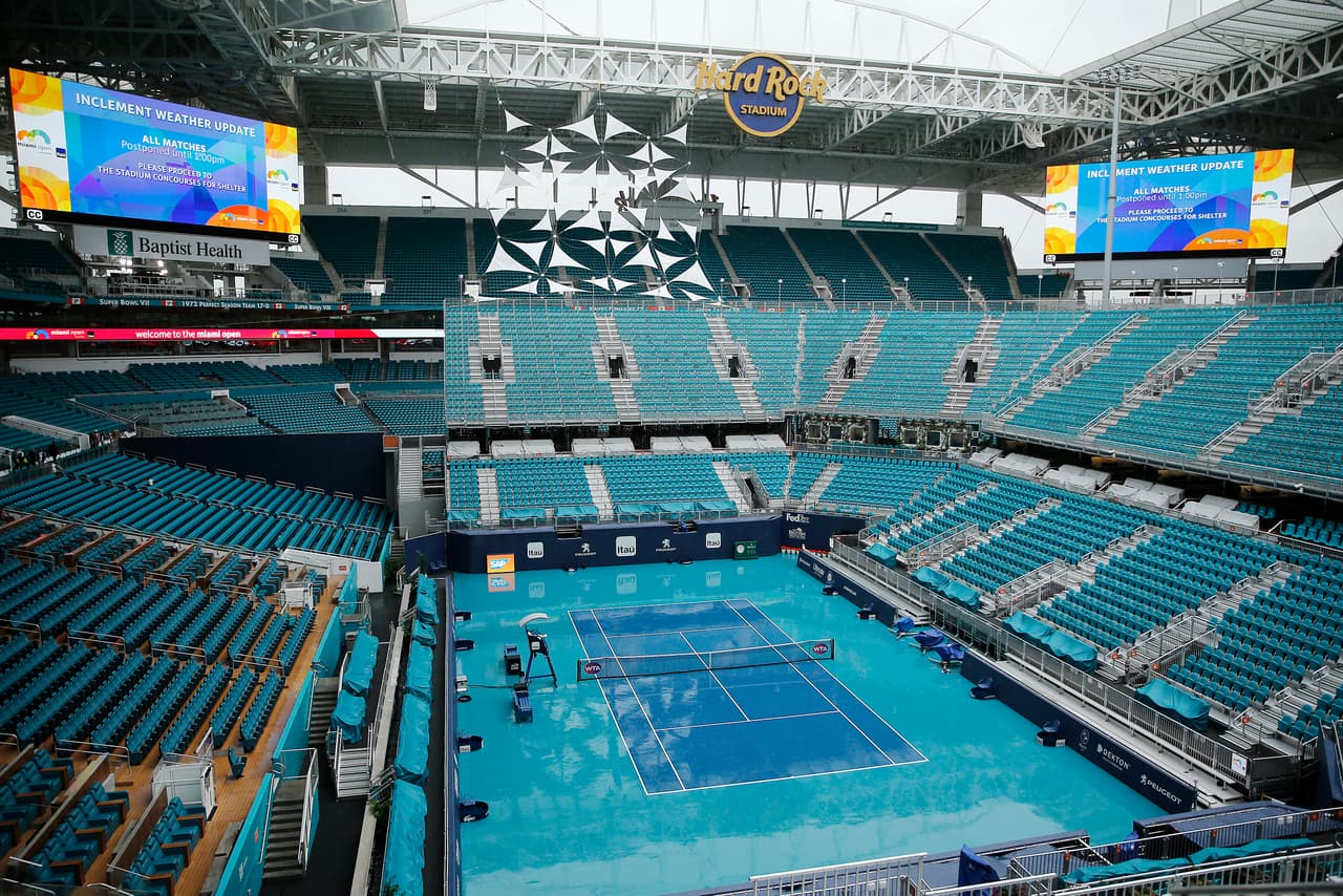 Por ahora, la lluvia toma protagonismo en el Miami Open como un invitado inesperado que afectó el horario de los juegos, en este caso, de una de las Semifinales en la rama femenina.