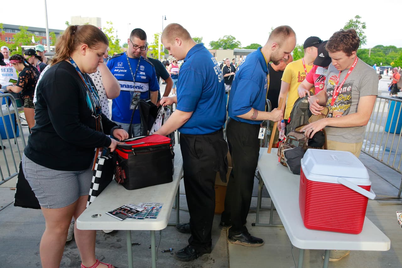 Celebridades como Matt Damon y Christian Bale fueron parte de la multitud de fanáticos que prendieron la fiesta de la Indy 500, competencia de la Indycar Series que vive su edición 103, siendo la de más historia en los deportes a motor.