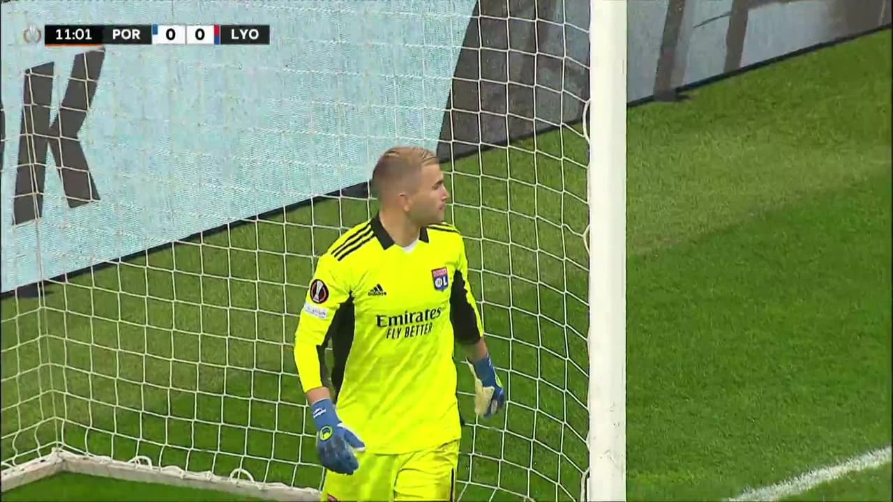 ¡TIRO ATAJADO! disparo por Vitinha.