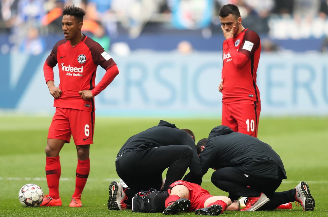 Antes de finalizar la primera mitad, Martin Hinteregger se lesionó y tuvo que ser sustituido Evan N'Dicka a falta de siete minutos para el descanso.