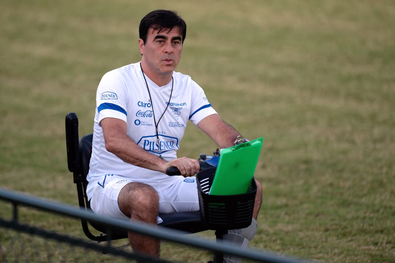 Su entrenador es el argentino-boliviano Gustavo Quinteros, quien en su historial como técnico se ha desarrollado en Argentina (San Lorenzo y San Martín de San Juan), Bolivia (Blooming, Bolivar y Oriente Petrolero) y Ecuador (Emelec). A nivel de selecciones, esta es su segunda experiencia luego de que entre 2010 y 2012 entrenó a Bolivia.