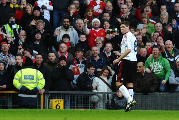 Steven Gerrard, capitán de los 'Reds', dejó con inferioridad numérica a los suyos.