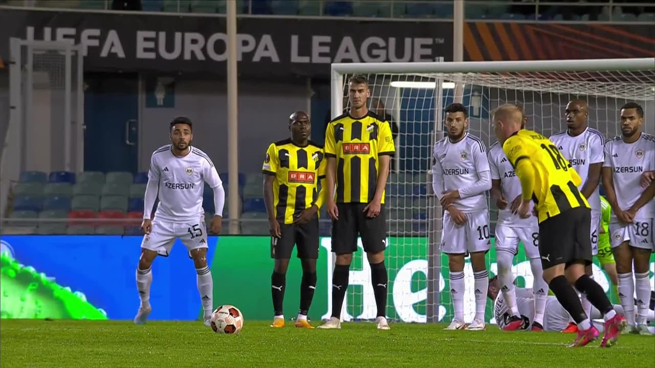 ¡CERCA! Mikkel Rygaard disparó que se estrella en el poste.