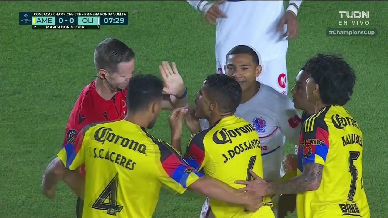 ¡Kevin Álvarez cae dentro del área, piden penal pero no lo dan!