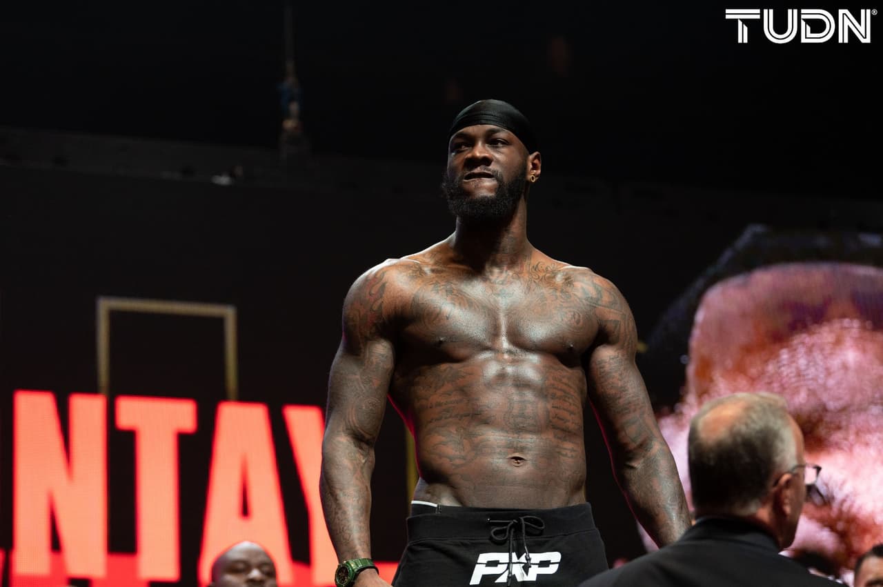 Tyson Fury (273 libras) y Deontay Wilder (231) protagonizaron un pesaje inusual al no poder realizar el tradicional cara a cara.