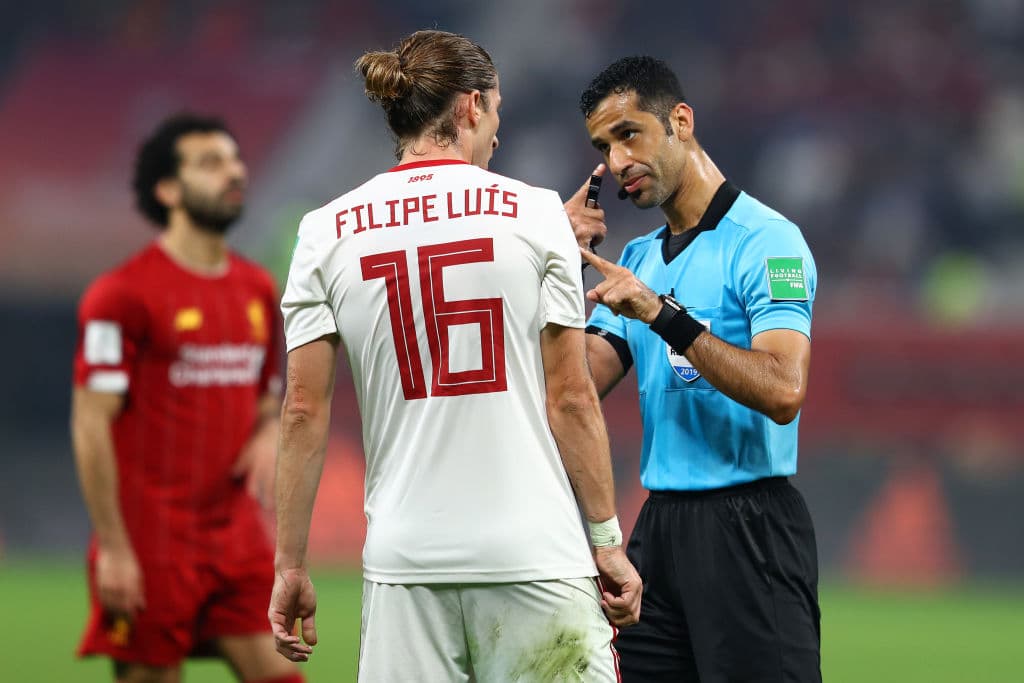 El árbitro Abdulrahman Al Jassim hablando con Filipe Luis del CR Flamengo.