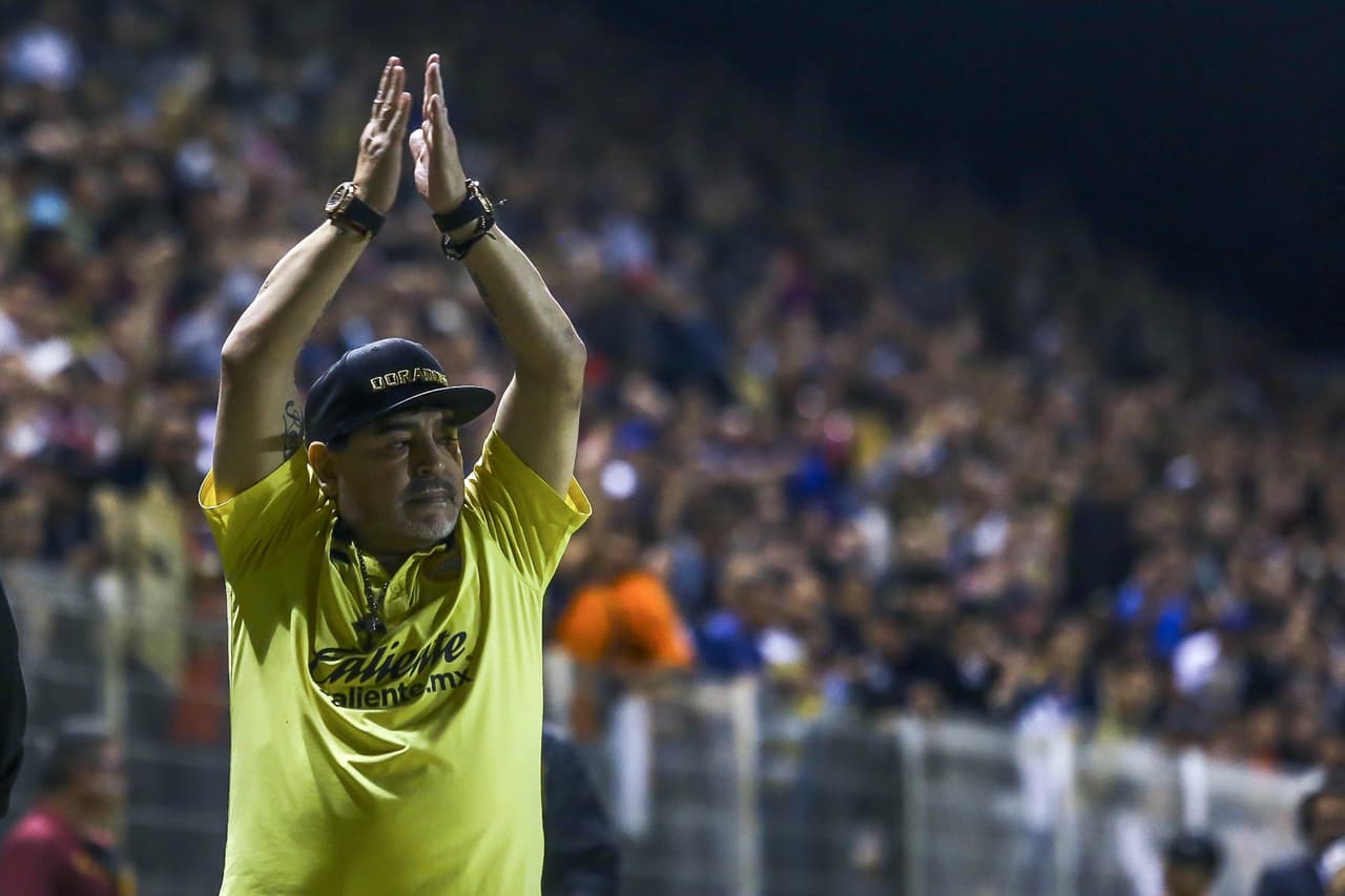 Maradona deja el banquillo de Dorados... para tomar el volante
