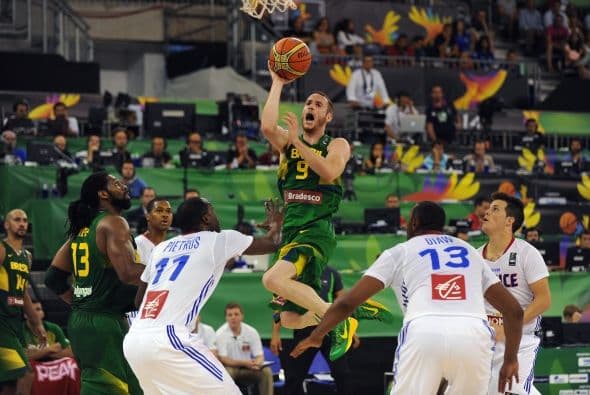 La selección de Brasil se impuso a la francesa, actual campeona de Europa, por un ajustado 65-63 en el estreno de ambos equipos en el Mundial de básquebol, que comenzó en España.