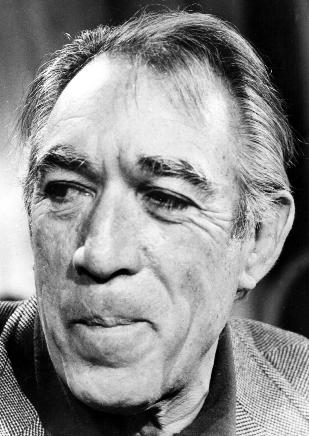 Casi al final de aquella década, 
<b><a href="https://www.univision.com/estilo-de-vida/arte-de-anthony-quinn-en-exhibicion-en-chicago-fotos#3bc3aa7b0000" target="_blank">Anthony Quinn, nacido en Chihuahua en 1915</a></b> y fallecido a los 86 años, fue el segundo mexicano en conseguir el mismo honor. El ganador de dos premios Oscar selló sus huellas el 21 de diciembre de 1968.