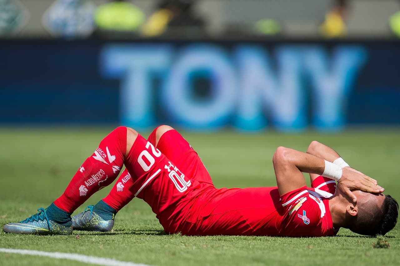 Fernando Uribe del Toluca tuvo el gol del empate a minutos de que se terminara el juego contra el América, desde los 11 pasos, el colombiano cobró mal un penalty que sin mayor problema el arquero americanista pudo atajar.