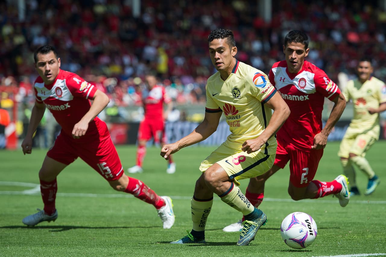 Francisco Gamboa del Toluca, se durmió al recibir un balón dentro de su área, perdiendo el balón a unos cuantos metros de su portería, que le costaría que el América anotara el primer tanto del encuentro.