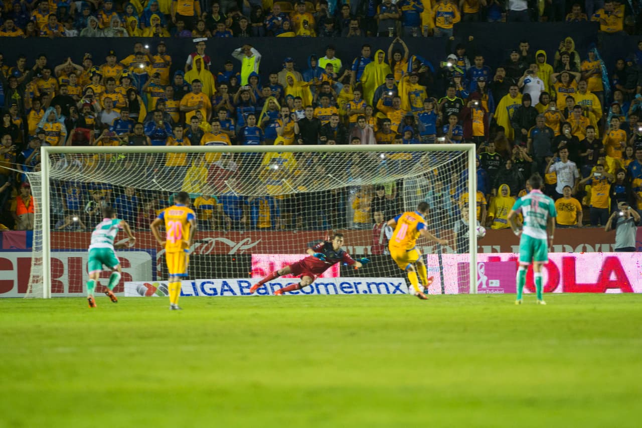 El delantero francés de los Tigres, André Gignac, falló un penalty que pudo ser su segundo gol del encuentro, Marchesín de Santos adivinó el tiro para lanzarse a su costado izquierdo y lograr detener el disparo del artillero felino.