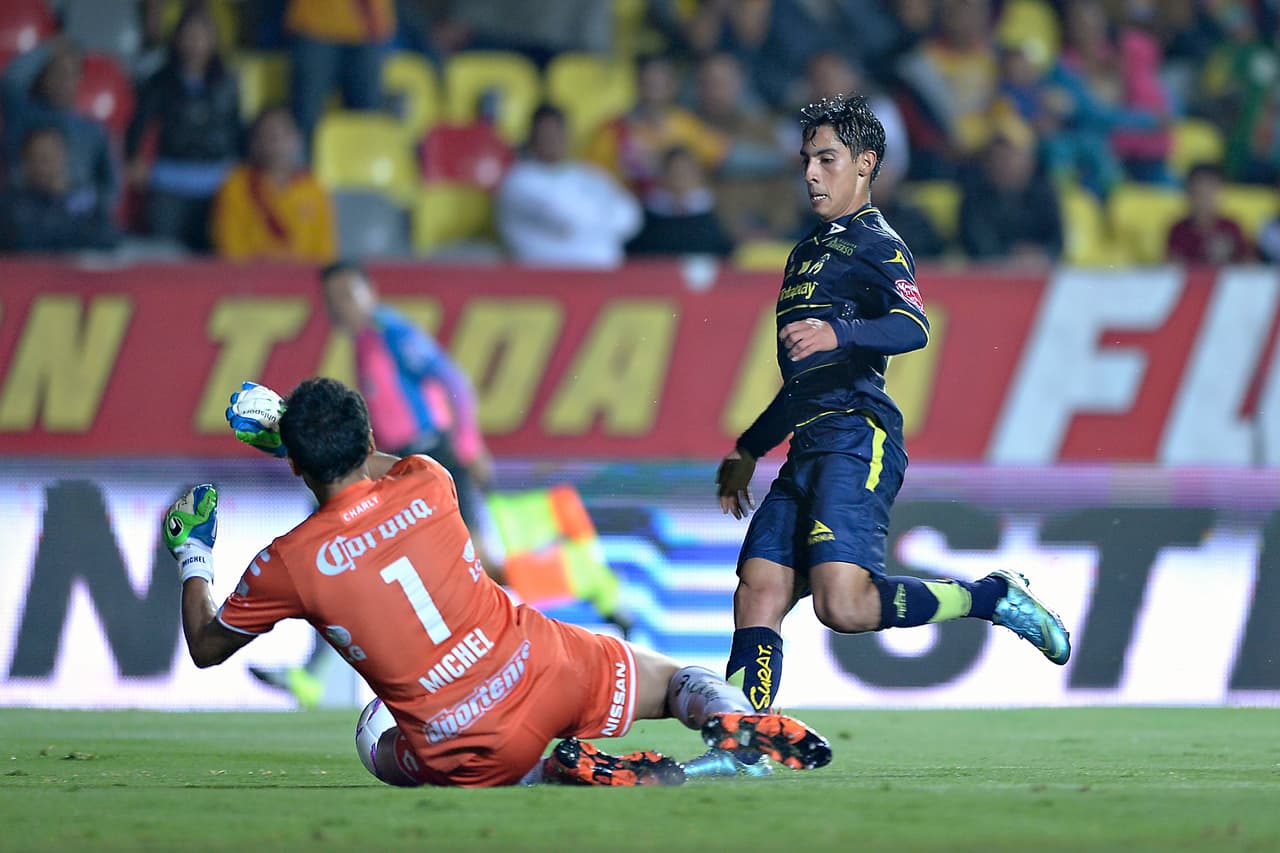 A diferencia de la fecha anterior, donde Luis Michel detuvo todo lo que llegaba a sus manos, en la Jornada 15 fue aplastado por el Morelia, recibiendo cuatro goles por parte del equipo purepecha.