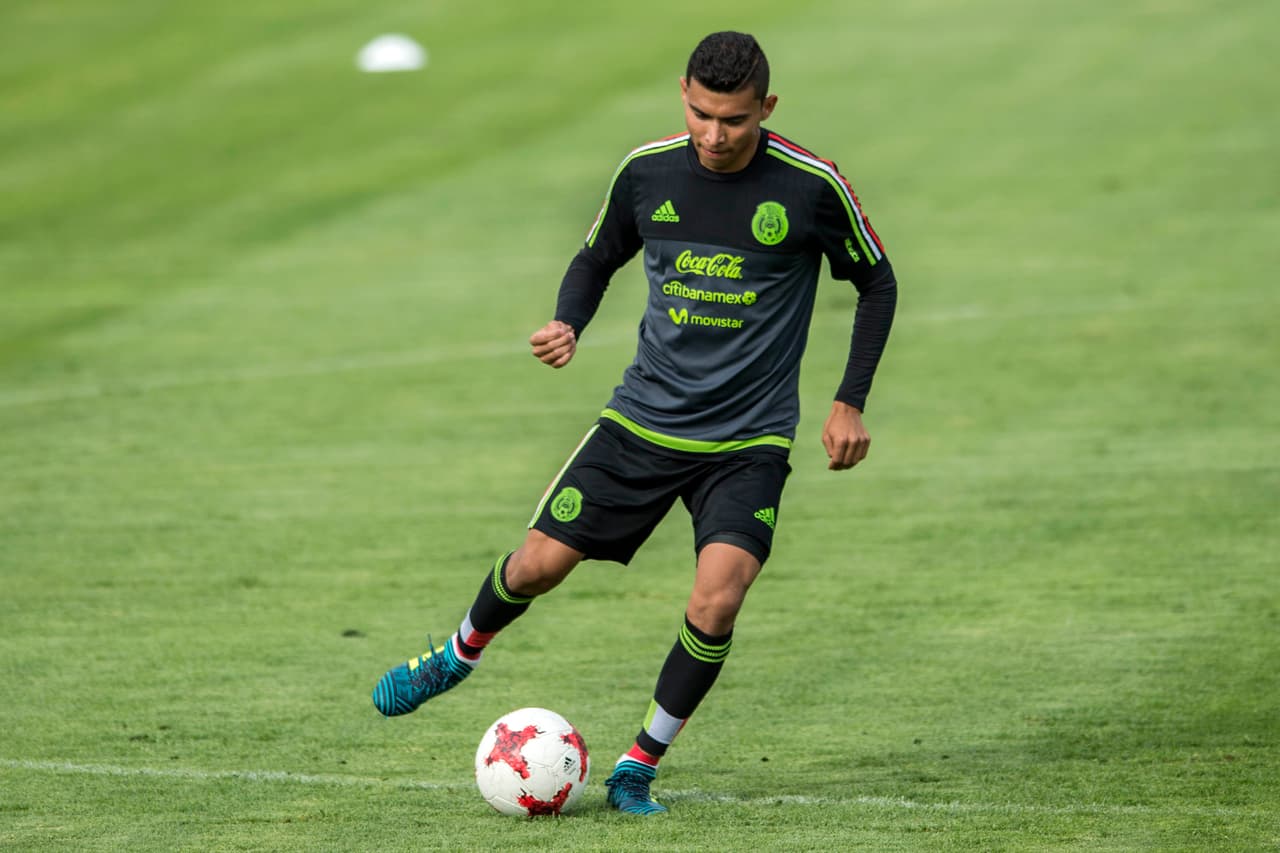 Orbelín Pineda llegó a ser un jugador frecuente en la Selección Méxicana a sus 21 años. Su carta está valuada en 6 millones de euros. Este volante fue campeón del Clausura 2017 con Chivas.