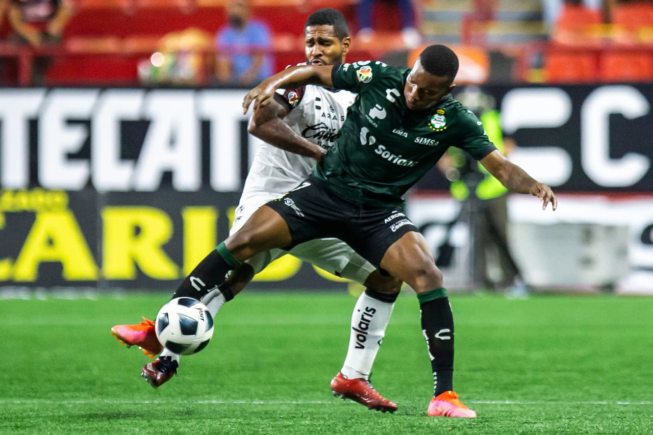 Santos luchaba pero no lograba concretar.