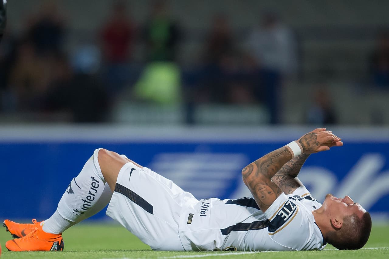 Los goleadores no encontraban la fórmula para abrir el cerco creado por los visitantes.