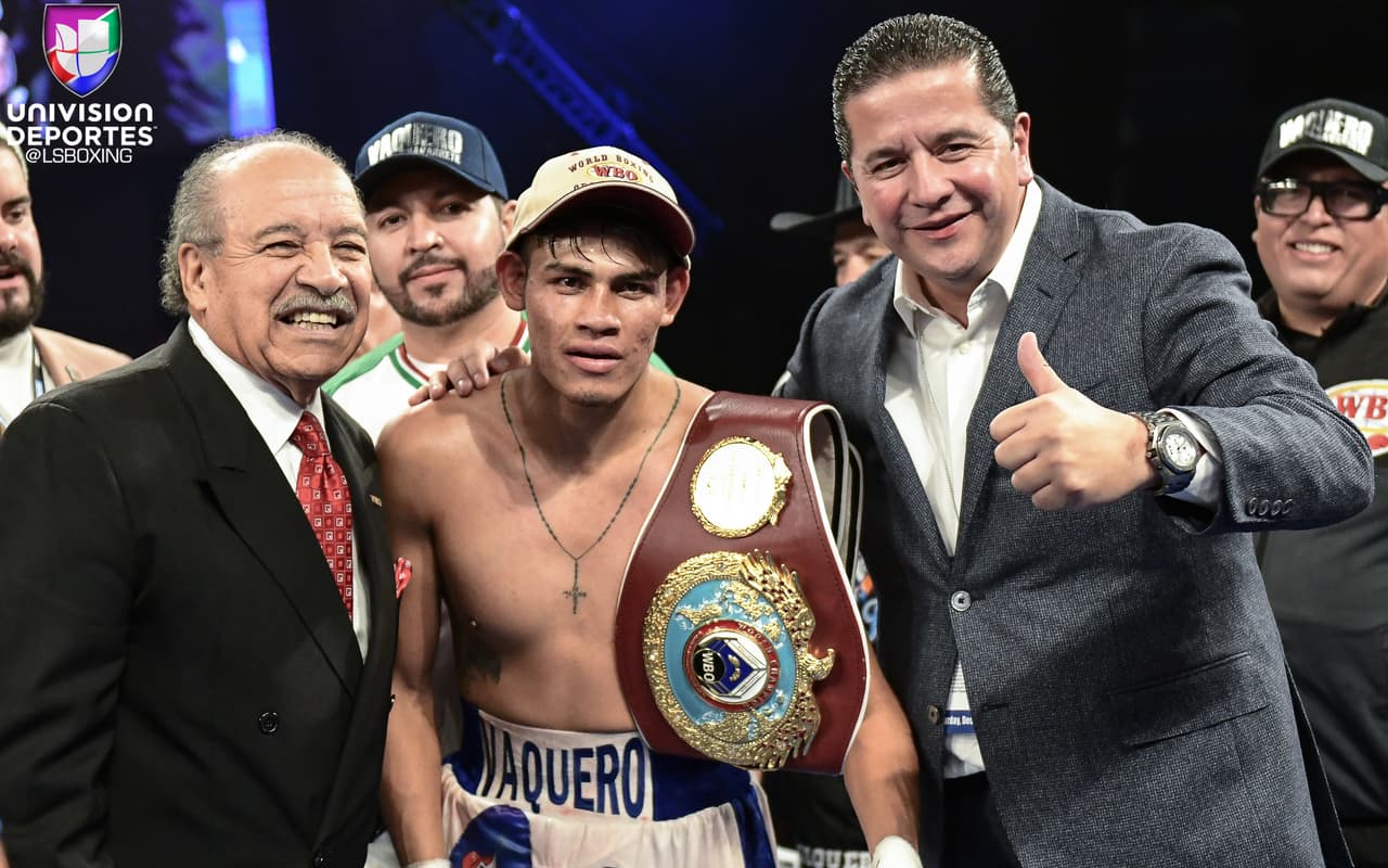 Emanuel 'Vaquero' Navarrete dio la sorpresa ante Isaac Dogboe, luego de vencerlo por decisión unánime para arrebatarle al ghanés su cetro mundial supergallo de la OMB.