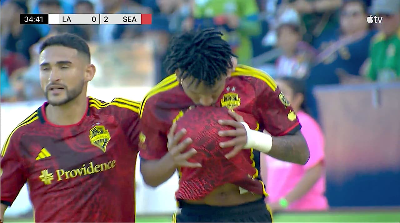 Léo Chú sacude la portería con letal derechazo desde fuera del área