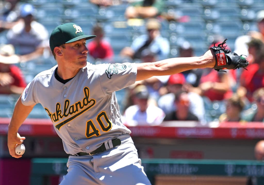 Chris Bassitt (5-3) fue el abridor por los Oakland Athletics, y se embolsó el triunfo luego de mantenerse en la lomita por 5.2 entradas, en las que permitió cinco hits y le hicieron dos carreras, y registró siete ponches.