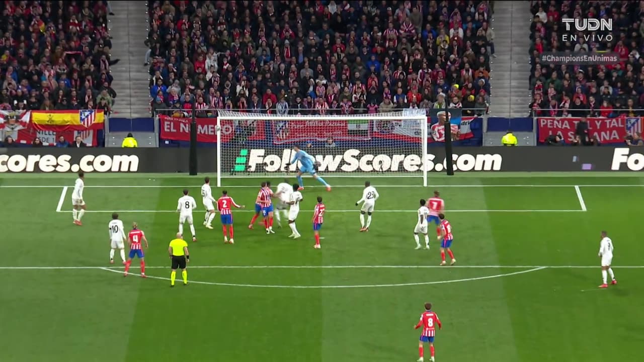 ¡Los merengues se salvan por centímetros! Lenglet remata por un costado