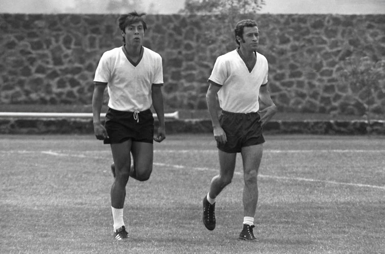 Aquí lo vemos entrenando junto a Horacio Lopez Salgado, preparándose para el la Copa del Mundo de México 70.