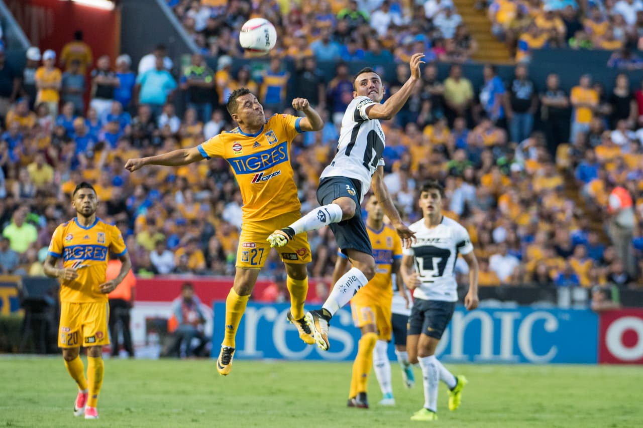 En la segunda mitad, los dos equipos se enfrascaron en un duelo muy trabado en medio campo.
